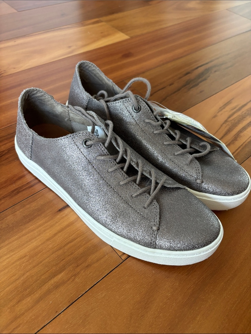 NWT TOMS sneakers